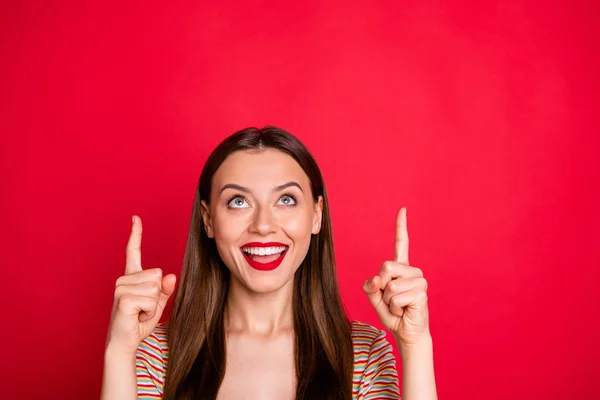 Foto der hübschen Dame Zeigefinger zeigt leer Raum tragen Casual Outfit isoliert weinroten Hintergrund — Stockfoto