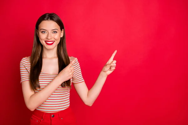 Foto de cerca de manos de señora bonita indicando espacio vacío desgaste traje casual aislado fondo borgoña —  Fotos de Stock