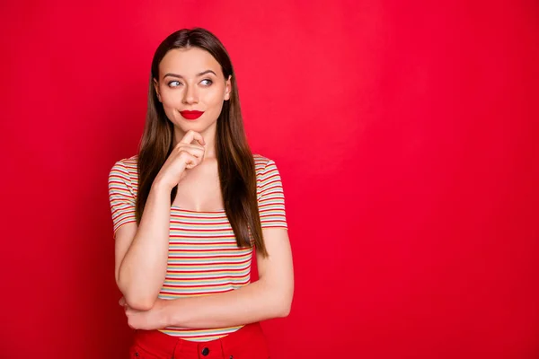 Nahaufnahme Foto der hübschen Dame schauen gefragt leer Raum tragen Casual Outfit isoliert weinroten Hintergrund — Stockfoto