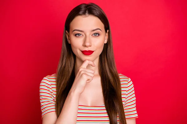 Primeros planos foto de la señora maravillada mirada sospechosa tienen mala idea desgaste traje casual fondo borgoña aislado — Foto de Stock