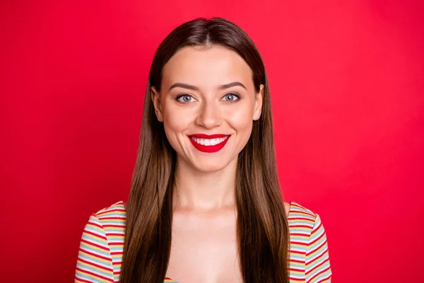 Foto de primer plano de la sonrisa dentada ideal dama desgaste traje casual fondo borgoña aislado — Foto de Stock