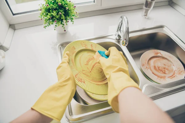 Oříznutý pohled zblízka na ni nosí gumové rukavice, které dělají čistící servis útulná zóna leštění a čištění ve světlé bílé interiérové kuchyni uvnitř — Stock fotografie