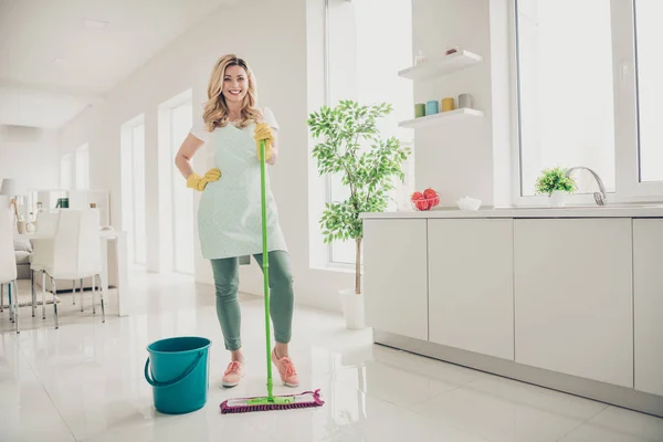 Pleine longueur vue de la taille du corps portrait d'elle elle belle jolie gaie joyeuse dame aux cheveux ondulés faisant un nettoyage parfait fait dans la cuisine intérieure blanc clair — Photo