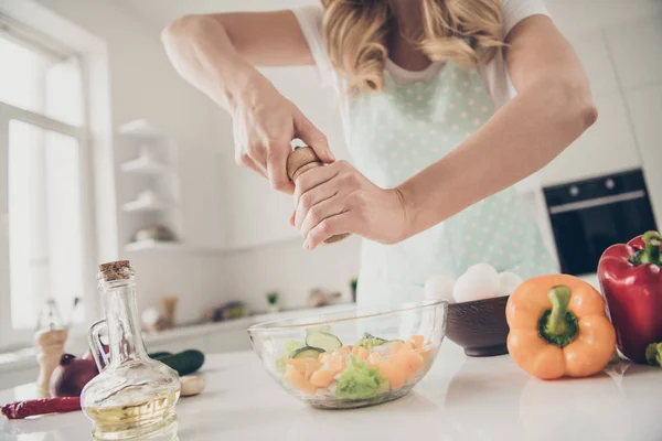 Обрізаний вид на хвилясту жінку, що робить свіжий домашній вітамінний комплекс смачним смачним смачним обідом на світло-білій внутрішній кухні в приміщенні — стокове фото