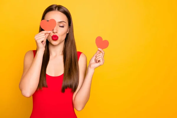 Foto de bela senhora enviar ar beijo mãos pouco coração forma cartões postais esconder olho romance data convite desgaste vermelho natação terno isolado amarelo fundo — Fotografia de Stock