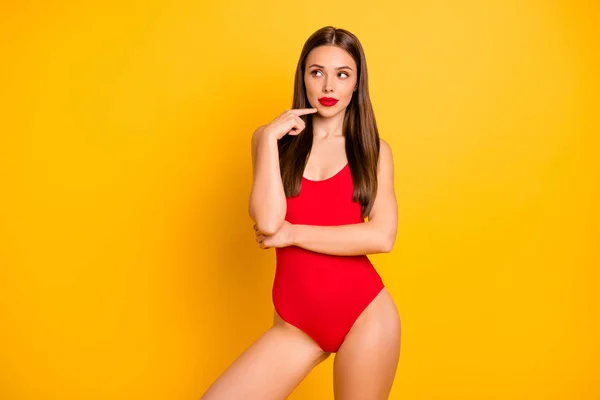 Retrato de ella, ella, atractiva, encantadora, femenina, adorable, fascinante, linda, deportiva, desconcertada, de pelo recto, dama, figura perfecta, aislada sobre un brillante brillo vívido, fondo amarillo. — Foto de Stock