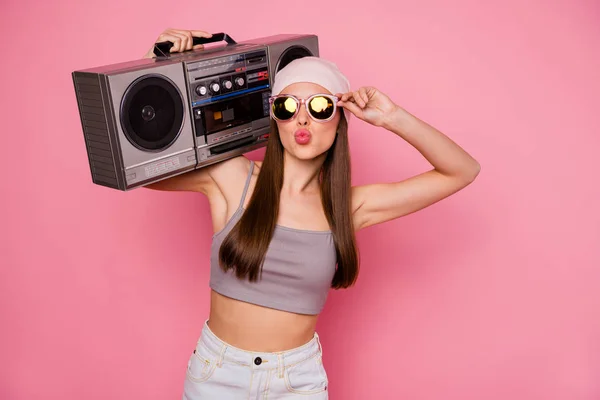 Portré stílusos trendi személy gazdaság Boombox küldő levegő csókok viselő szemüveg szemüveg elszigetelt több mint rózsaszín háttér — Stock Fotó