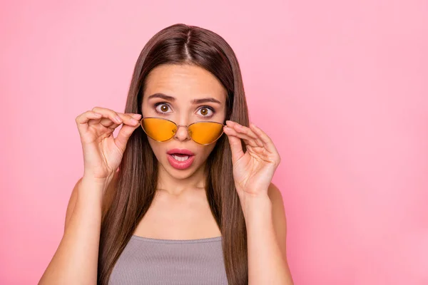 Fechar foto de pessoa surpreendida tocando especificações gritando gritando isolado sobre fundo rosa — Fotografia de Stock