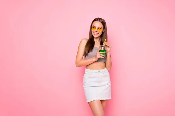 Portret van mooie dame op zoek Holding plastic Cup dragen gele brillen brillen geïsoleerd over roze achtergrond — Stockfoto