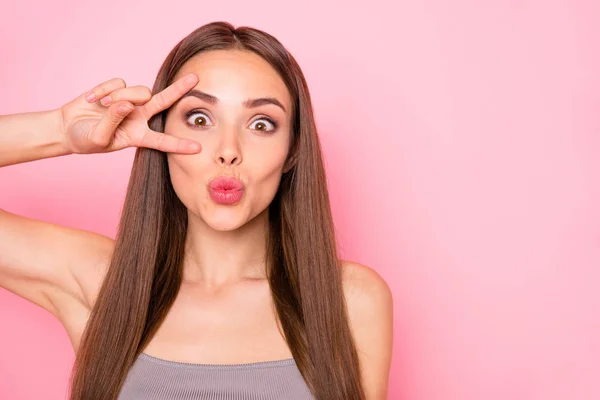 Närbild porträtt av henne hon snygg härlig älskvärda flickaktiga charmig söt ganska glad glada rolig Straight-haired Lady visar v-Sign nära ögat isolerade över rosa pastellbakgrund — Stockfoto