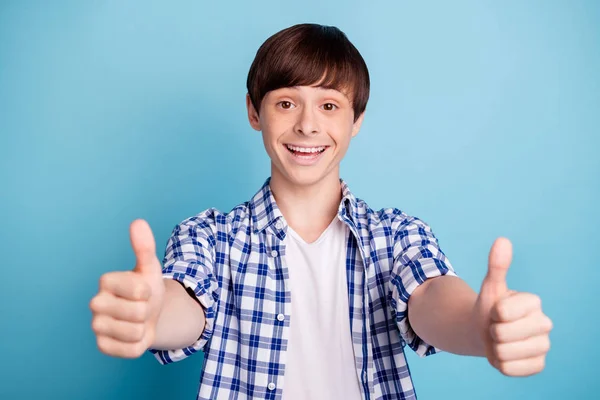 Porträt des netten Jungen Werbeanzeigen promo tragen kariertes Hemd isoliert über blauem Hintergrund — Stockfoto