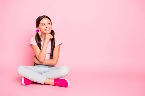 Retrato de criança interessado olhar toque queixo com os dedos sentados desgaste branco t-shirt isolado sobre fundo rosa — Fotografia de Stock