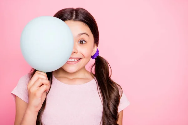 Zavři fotku roztomilé dívky a oblečte si Baloon v módní bílé tričko izolované přes růžové pozadí — Stock fotografie