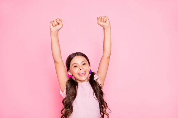 De cerca foto de niño lindo levantando el puño gritando sí usando camiseta blanca aislada sobre fondo rosa — Foto de Stock