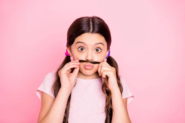 Close up foto de criança alegre fazendo rostos bigode com lábios inchados desgastam t-shirt branca isolada sobre fundo rosa — Fotografia de Stock