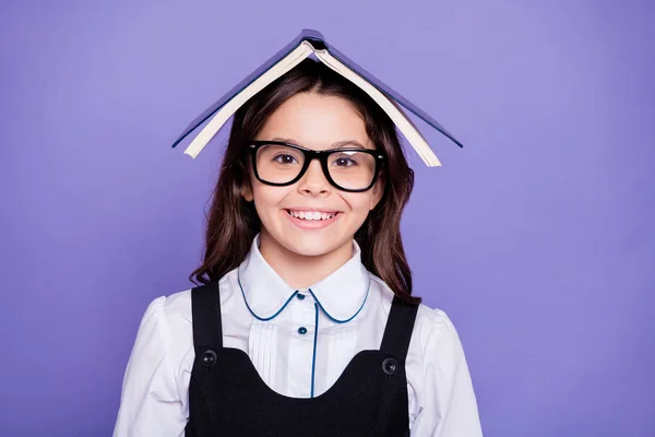 Güzel çekici güzel neşeli neşeli komik dalgalı saçlı pre-teen kız yakından portre parlak canlı parlaklık mor arka plan üzerinde izole eğlenceli olan baş edebiyatı taşıyan tutarak — Stok fotoğraf