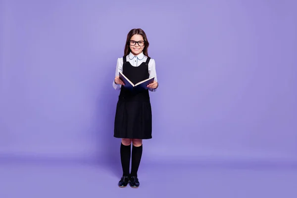 Comprimento total do corpo tamanho vista de agradável atraente alegre alegre conteúdo diligente ondulado pré-adolescente menina segurando as mãos lendo literatura útil isolado sobre brilhante vívido brilho violeta fundo — Fotografia de Stock