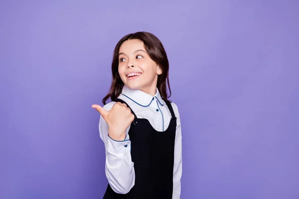 Primer plano retrato de ella ella agradable alegre alegre alegre positivo de pelo ondulado pre-adolescente chica mostrando espacio de copia venta consejos de descuento comentarios aislados sobre brillante brillo violeta fondo —  Fotos de Stock