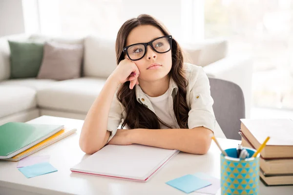 Närbild porträtt av henne hon trevlig attraktiv charmig söt ledsen olycklig upprörd intellektuell vågigt-haired pre-Teen flicka klass arbets kurs 1-september första klass i ljus vit invändig rum inomhus — Stockfoto