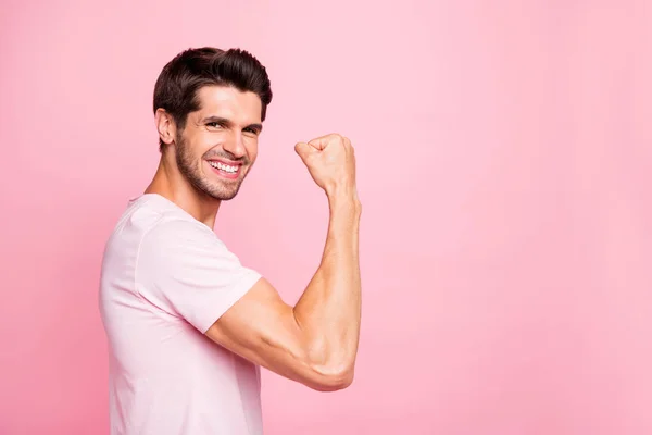 Profiel zijaanzicht portret van zijn hij mooie aantrekkelijke mooie vrolijke vrolijke blij inhoud kerel toont winnende gebaar geïsoleerd over roze pastel achtergrond — Stockfoto