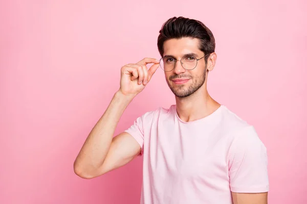 Nahaufnahme Porträt seiner schönen attraktiven verträumten Inhalt intellektuellen brainy guy trägt runde Spezifikationen isoliert über rosa Pastell Hintergrund — Stockfoto