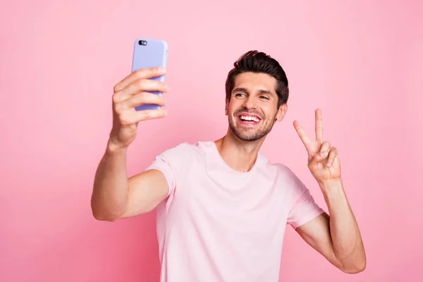 Retrato dele ele agradável atraente adorável alegre cara confiante tomar fazer selfie mostrando v-sinal tempo livre isolado sobre fundo pastel rosa — Fotografia de Stock