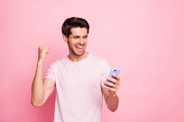 Retrato dele ele agradável atraente alegre alegre confiante conteúdo cara segurando em mãos dispositivo gadget leitura notificação velocidade rápida isolado sobre fundo pastel rosa — Fotografia de Stock