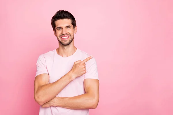 Retrato de su agradable alegre alegre alegre alegre contenido alegre chico señalando dedo índice aparte promoción regalo sorpresa presente anuncio aislado sobre rosa pastel fondo — Foto de Stock