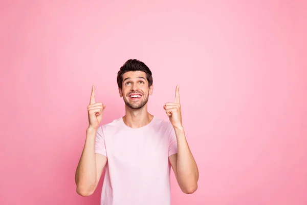Portret van zijn hij leuk aantrekkelijk mooie vrolijke vrolijk vrolijk blij dat kerel wijst twee controller up cool advertentie geïsoleerd over roze pastel achtergrond — Stockfoto