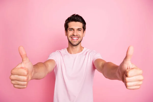 Фото удивительного парня, одобряющего тестируемый продукт, подняв большие пальцы вверх случайный наряд изолирован на розовом фоне — стоковое фото