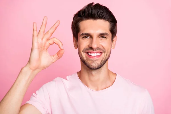 Erstaunliche Kerl Genehmigung neuer Produkt mit okey Symbol Casual Outfit isoliert auf rosa Hintergrund — Stockfoto