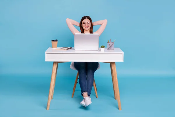 Portrét hezké atraktivní veselé veselé dívky, která sedí na židli každodenní každodenní úkol personální manažer lidské zdroje na pracovišti pracoviště izolované přes zářivě živý lesk modrý zelený pozadí — Stock fotografie