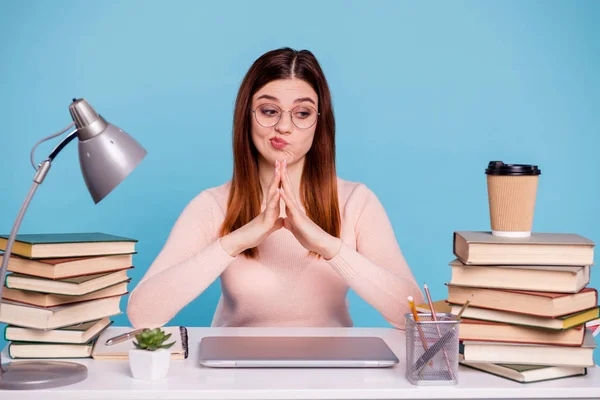 Ritratto di lei lei bella attraente intellettuale dubbioso ragazza preparare esame test piegato braccia decisione indizio sul posto di lavoro stazione isolato su luminoso vivido brillare sfondo blu — Foto Stock