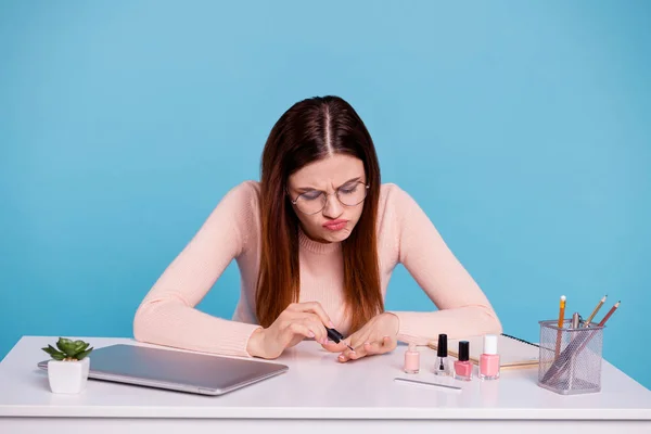 Porträtt av henne hon trevlig attraktiv stygg missnöje arg irriterade flicka gör fashionabla manikyr på arbetsplatsen Station isolerad över ljusa levande Shine blå turkos bakgrund — Stockfoto