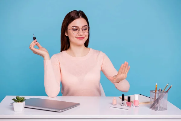 Retrato de ella ella agradable chica alegre alegre atractiva haciendo fresco buena manicura de moda saludable en el lugar de trabajo estación aislada sobre brillante brillante brillo azul turquesa fondo —  Fotos de Stock