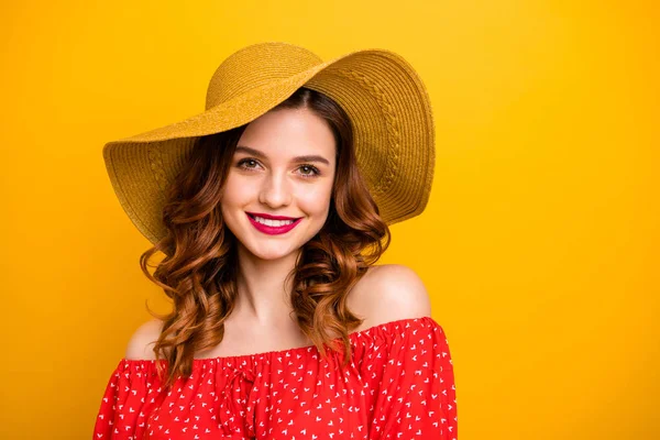 Foto de senhora agradável rosa pomade vestido vermelho desgaste com ombros abertos isolado fundo amarelo — Fotografia de Stock