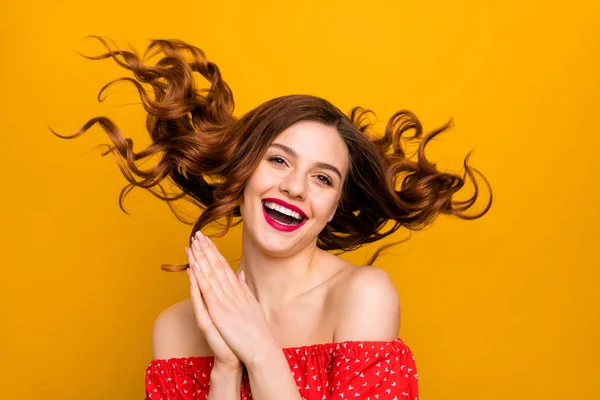 Senhora bonita desfrutar de brisa quente primavera fazendo encaracolado penteado voo desgaste vestido vermelho isolado fundo amarelo — Fotografia de Stock