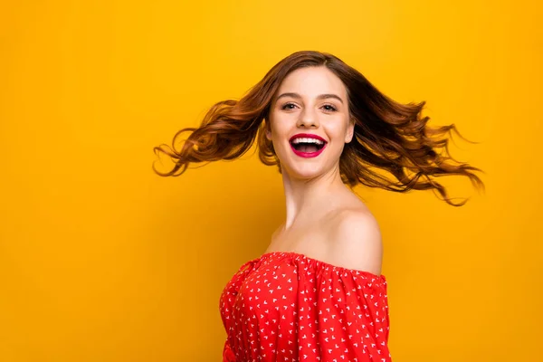 Linda dama disfrutar de un clima increíble y la cálida brisa de primavera usar vestido rojo aislado fondo amarillo —  Fotos de Stock