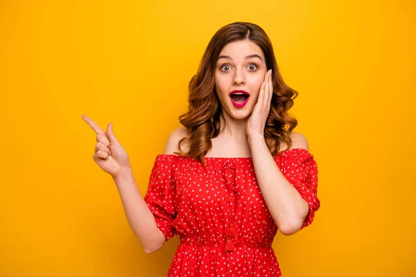 Bonita dama indicando los dedos espacio vacío que muestra los precios del viernes negro usan vestido rojo aislado fondo amarillo — Foto de Stock