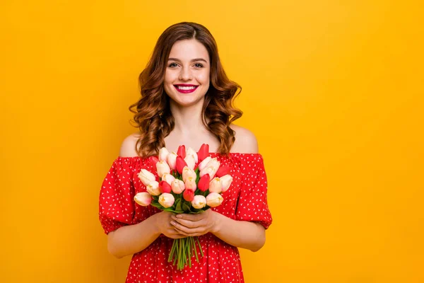 Mooie Foxy Lady Holding armen verse tulpen bos slijtage off-schouders jurk geïsoleerd fel gele achtergrond — Stockfoto