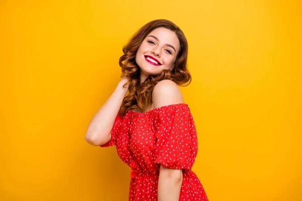 Foxy lady touch lockige Frisur überglücklich über neue Erscheinung tragen off-shoulder dress isoliert gelb hintergrund — Stockfoto