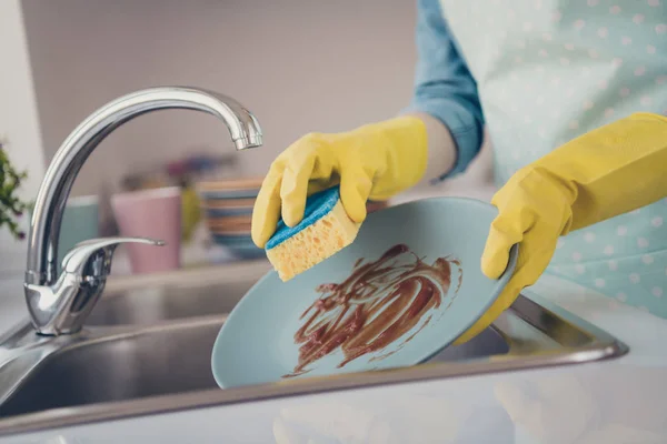 Cerrar las manos de la mujer lavando platos en la cocina — Foto de Stock