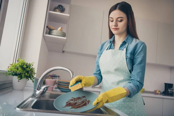 Foto da casa esposa limpar pratos sujos após a festa fim de semana atividade desgaste pontilhado avental brilhante cozinha — Fotografia de Stock