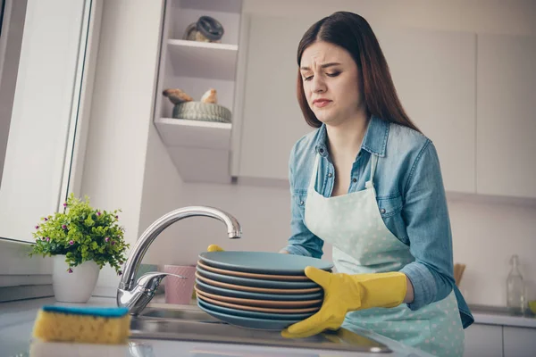 Zdjęcie żony domu niezadowolony pracy sam zmęczony nosić ciężkie naczynia nosić kropkowany fartuch jasna kuchnia — Zdjęcie stockowe