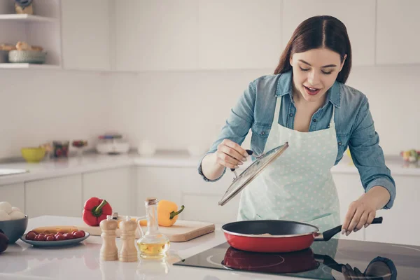 Foto do processo de esposa fazendo tradicional prato familiar verificar se ele pronto desgaste pontilhado avental cozinha brilhante — Fotografia de Stock