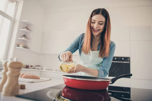Foto van grappige vrolijke vrouw slijtage gestippelde schort presenteren nieuwe Brend olijfolie beste toevoeging dieetgerechten — Stockfoto