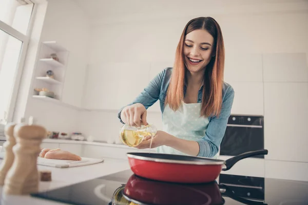 Foto de engraçado alegre esposa usar avental pontilhado apresentando novo azeite de oliva melhor adição de pratos de dieta — Fotografia de Stock