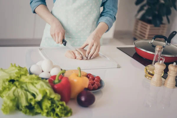 Bijgesneden foto van huisvrouw maken perfecte schotel voor familie gesneden kip vlees klaar schone groenten op tafel — Stockfoto