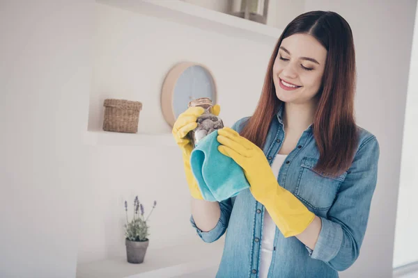 Foto van mooie dienstmeid maken algemene lente reiniging stoffige zee fles woonkamer — Stockfoto