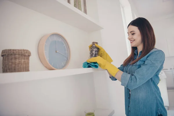 Mulher atraente empregada doméstica fazer limpeza geral primavera empoeirado prateleira de móveis brancos sala de estar — Fotografia de Stock